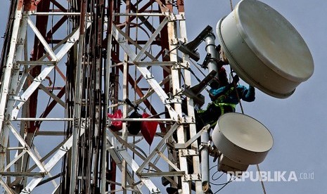 Pekerja melakukan penggantian antena pada menara BTS Telkomsel (ilustrasi). Sepanjang 2023, Telkomsel melanjutkan proses peningkatan/pengalihan (upgrade) layanan jaringan 3G ke 4G/LTE yang menargetkan 300 kota/kabupaten, termasuk 40 kota/kabupaten di wilayah Kalimantan.