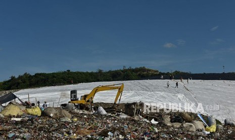 Pekerja melakukan penutupan permukaan sampah dengan geomembran, pada proyek pembangunan Pembangkit Listrik Tenaga Sampah (PLTSa) gas metana, di tempat pembuangan akhir (TPA) Jatibarang, Semarang, Jawa Tengah, Jumat (25/5). 