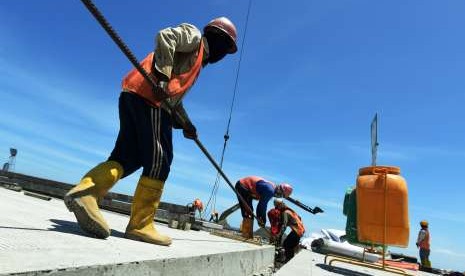 Pekerja melakukan penyelesaian pembangunan Makassar New Port di Makassar, Sulawesi Selatan, Jumat (5/10).