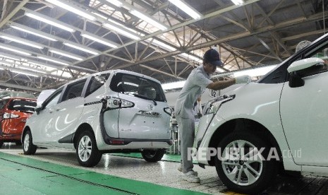 Pekerja melakukan perakitan mobil Toyota All New Sienta di pabrik Karawang 2, Jawa Barat, Senin (25/7). 