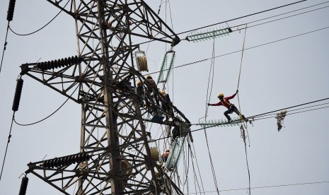 Pekerja melakukan perawatan dan perbaikan kabel Saluran Udara Tegangan Extra Tinggi (SUTET) di kawasan Penjaringan, Jakarta. PLN Prioritaskan Bangun Sutet 500 kV Balaraja-Kembangan