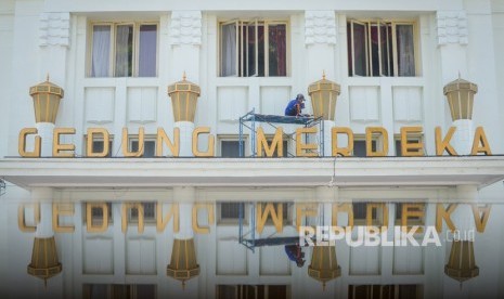 Pekerja melakukan perawatan Gedung Merdeka yang merupakan salah satu bangunan Cagar Budaya di Bandung, Jawa Barat, Rabu (10/7/2019).