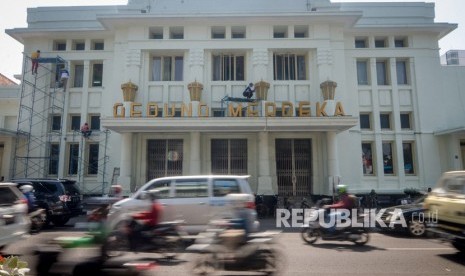 Pekerja melakukan perawatan Gedung Merdeka yang merupakan salah satu bangunan Cagar Budaya di Bandung, Jawa Barat, Rabu (10/7/2019). 