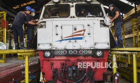 Pekerja melakukan perawatan lokomotif kereta api sebagai salah satu persiapan menghadapi Lebaran, di Depo Lokomotif PT KAI, Kota Bandung, Kamis (16/5).