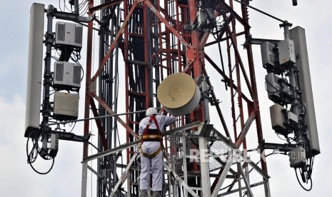 Pekerja melakukan perawatan menara Base Transceiver Station (BTS) milik Tower Bersama di Jakarta. ilustrasi