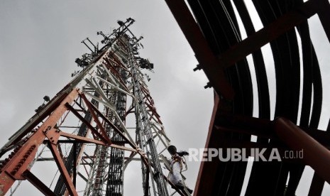 Pekerja melakukan perawatan menara Byte Transfer System (BTS) milik Tower Bersama di Jakarta, Senin (7\11