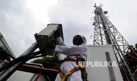 Pekerja melakukan perawatan menara Byte Transfer System (BTS) (ilustrasi). Polres Sukabumi mengungkap jaringan pelaku pencurian tower/BTS sejumlah operator seluler. Di mana para pelaku seolah-olah bertindak sebagai petugas yang melakukan perawatan tower BTS.