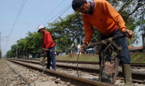  Pekerja melakukan perawatan rel kereta api.    (Republika/Rakhmawaty La'lang)