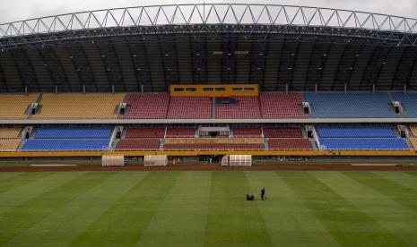 Pekerja melakukan perawatan rumput Stadion Gelora Sriwijaya Jakabaring (GSJ), Jakabaring Sport City (JSC), Palembang, Sumatera Selatan, Senin (21/9/2020). Pemerintah Provinsi Sumatera Selatan terus mengebut renovasi Stadion Gelora Sriwijaya Jakabaring (GSJ) sebagai persiapan tuan rumah Piala Dunia U-20 2021 dan ditargetkan rampung pada Desember 2020. 