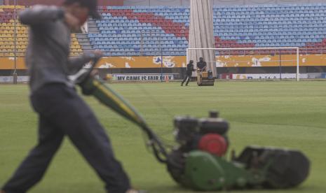 Pekerja melakukan perawatan rumput Stadion Gelora Sriwijaya Jakabaring (GSJ), Jakabaring Sport City (JSC), Palembang, Sumatera Selatan, Senin (21/9/2020). Pemerintah Provinsi Sumatera Selatan terus mengebut renovasi Stadion Gelora Sriwijaya Jakabaring (GSJ) sebagai persiapan tuan rumah Piala Dunia U-20 2021 dan ditargetkan rampung pada Desember 2020.