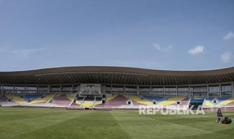 Pekerja melakukan perawatan rumput Stadion Manahan di Solo, Jawa Tengah.