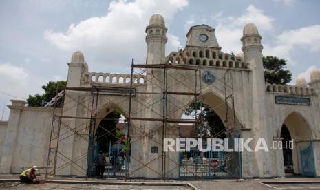 Pekerja melakukan perawatan rutin dan pengecatan bangunan gapura Masjid Agung di Solo, Jawa Tengah, Kamis (4/11/2021). Perawatan rutin tersebut untuk menjaga kondisi fisik bangunan-bangunan cagar budaya sekaligus memberikan kenyamanan bagi para pengunjung yang melakukan wisata sejarah di Solo.