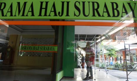 Pekerja melakukan perawatan salah satu ruangan di Asrama Haji Sukolilo, Surabaya, Jawa Timur.