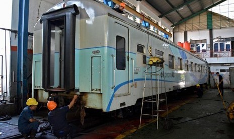 Pekerja melakukan perawatan sistem rem dan sistem pendingin ruangan pada gerbong kereta api kelas ekonomi, di Depo Kereta Poncol Semarang, Jateng, Senin (6/7). (Antara/R. Rekotomo)