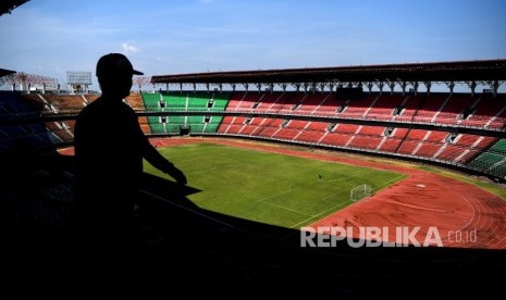 Pekerja melakukan perawatan Stadion Gelora Bung Tomo, Surabaya, Jawa Timur, Jumat (25/10/2019).