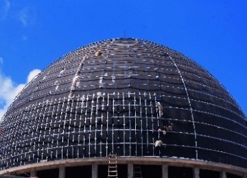 Pekerja melakukan perbaikan kubah masjid Alfatah Ambon, Maluku, Rabu (23/11). Masjid Alfatah digunakan sebagai arena utama MTQ tingkat Nasional XXIV di Ambon Juni 2012. 