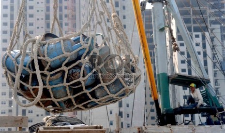 Pekerja melakukan proses bongkar muat gas tabung elpiji 12 kilogram di Pelabuhan Sunda Kelapa, Jakarta, Rabu (16/9).