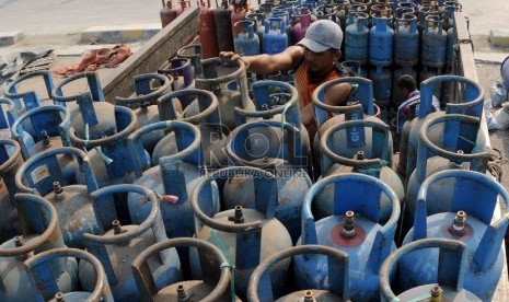  Pekerja melakukan proses bongkar muat gas tabung elpiji