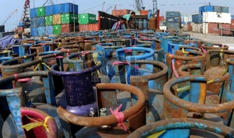  Pekerja melakukan proses bongkar muat gas tabung elpiji 12 kilogram di Pelabuhan Sunda Kelapa, Jakarta, Rabu (16/9).