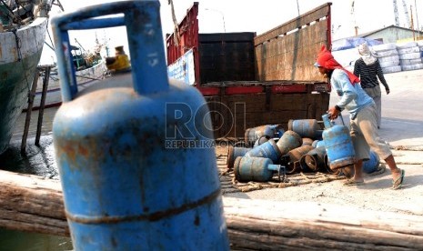  Pekerja melakukan proses bongkar muat gas tabung elpiji 12 kilogram di Pelabuhan Sunda Kelapa, Jakarta, Rabu (16/9). 