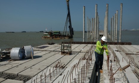 Pekerja melakukan proses pembangunan lantai jembatan dermaga Terminal Multi Purpose Pelabuhan Kuala Tanjung milik Pelindo I, di Batubara, Sumatera Utara, Jumat (11/3). 