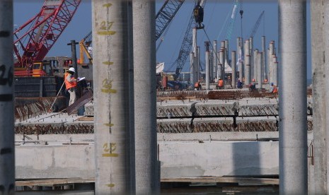 Pekerja melakukan proses pembangunan lantai jembatan dermaga Terminal Multi Purpose Pelabuhan Kuala Tanjung milik Pelindo I, di Batubara, Sumatera Utara, Jumat (11/3). 