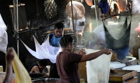 Pekerja melakukan proses pembuatan tahu di salah satu pabrik di Mampang, Jakarta, Rabu (11/3).