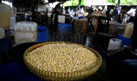 Pekerja melakukan proses pembuatan tahu di salah satu pabrik di Mampang, Jakarta, Rabu (11/3).