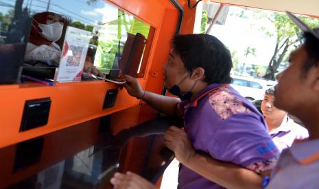 Pekerja melakukan proses pencairan Bantuan Subsidi Upah (BSU) di layanan bank keliling di Krisna Oleh-Oleh Bali, Kuta, Badung, Bali.  Anggota Komisi IX DPR RI Netty Prasetiyani Aher menyebut pemberian Bantuan Subsidi Upah (BSU) berdasarkan data BPJS Ketenagakerjaan yang hanya menyasar pekerja formal/penerima upah mencederai asas keadilan. Apalagi ditengah kenaikan harga BBM yang tidak hanya dirasakan pekerja formal, namun juga oleh sektor informal.