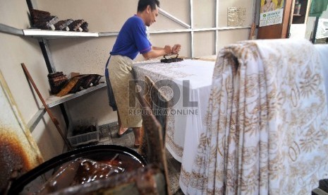 Pekerja melakukan proses pengecapan motif di Batik Betawi Terogong, Jakarta Selatan, Kamis (12/3).