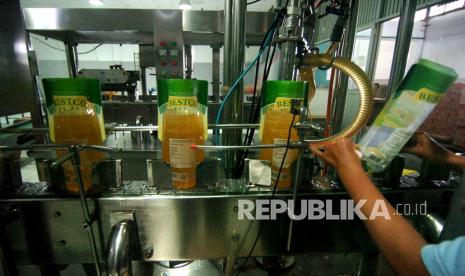 Pekerja melakukan proses pengemasan minyak goreng di kantor distributor minyak goreng SGT, Desa Dampyak, Kabupaten Tegal, Jawa Tengah, Sabtu (19/2/2022). Menurut pihak distributor perusahaan tersebut sempat ditutup selama tiga pekan akibat mahalnya biaya produksi namun sejak tiga hari kembali beroperasi untuk antisipasi kelangkaan minyak goreng serta memenuhi kebutuhan minyak goreng dipasaran. 