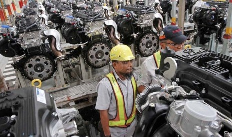 Pekerja melakukan proses perakitan komponen mesin. Pemerintah merilis sebanyak 115 komponen kendaraan pembelian lokal yang disertakan sebagai syarat bagi pabrikan untuk mendapat insentif pajak penjualan atas barang mewah (PPnBM). 