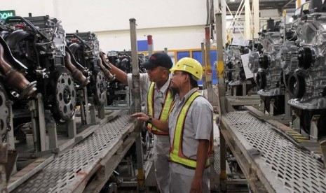 Pekerja melakukan proses perakitan komponen mesin di Pabrik PT Toyota Motor Manufacturing Indonesia (TMMIN), Jakarta, Jumat (20/6).