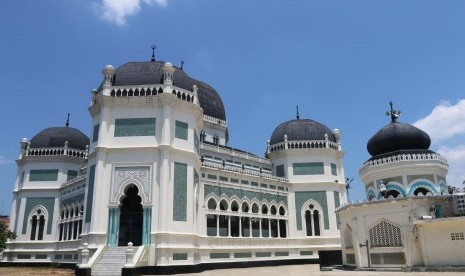 Pekerja melakukan proses perbaikan salah satu atap Masjid Raya Al Mashun, Medan, Sumatera Utara, Selasa(29/3).