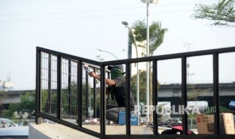 Pekerja melakukan renovasi skate park Kalijodo, Jakarta.