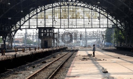 Pekerja melakukan renovasi Stasiun Tanjung Priok, Jakarta Utara, Senin (9/11).   (Republika/Wihdan)