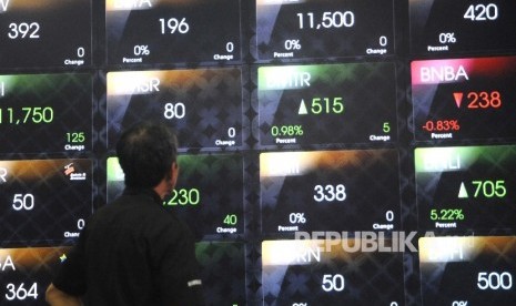  Pekerja melihat layar pergerakan Indeks Harga Saham Gabungan (IHSG), Gedung Bursa Efek Indonesia (BEI) Jakarta, Selasa (18/4). 