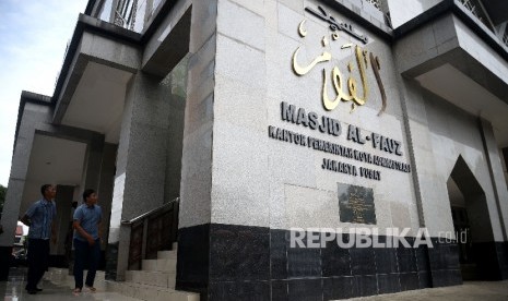 Pekerja melihat pemeriksaan yang dilakukan tim penyidik Bareskrim Polri saat melakukan pemeriksaan fisik Masjid Al-Fauz di Kantor Walikota Jakarta Pusat, Senin (16/1).