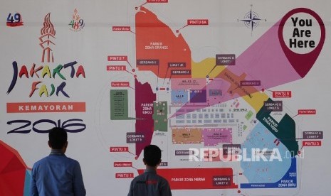 Pekerja melihat peta Jakarta Fair 2016 di JIExpo, Kemayoran.