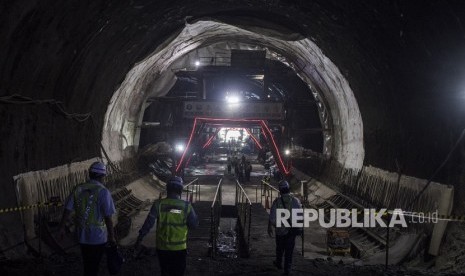 Pekerja melintas di dalam Tunnel Walini saat pengerjaan proyek Kereta Cepat Jakarta-Bandung di Kabupaten Bandung Barat, Jawa Barat, Selasa (14/5/2019). 