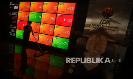 Indeks Harga Saham Gabungan (IHSG) dibuka di zona merah pada perdagangan sesi pertama, Kamis (22/10). Indeks saham melemah 0,60 persen atau terkoreksi 30 poin ke level 5.065,85.