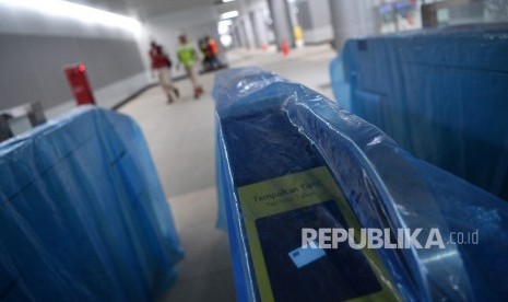 Pekerja melintas di dekat pintu penumpang di Stasiun Mass Rapid Transit (MRT) Bundaran HI, Jakarta, Rabu (30/1/2019).