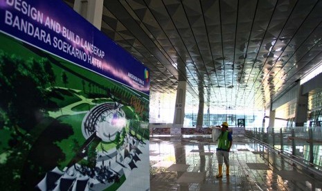 Pekerja melintas di ruang keberangkatan proyek pembangunan Terminal 3 Ultimate Bandara Soekarno Hatta, Tangerang, Banten, Rabu (27/1).