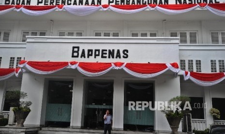 Pekerja melintas didepan gedung Bappenas Jakarta, Selasa (9\8).