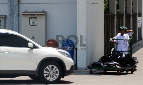 Pekerja melintas membawa suku cadang mobil di pabrik PT Honda Prospect Motor (HPM), Karawang, Jawa Barat, Rabu (30/9). (Republika/Tahta Aidilla)