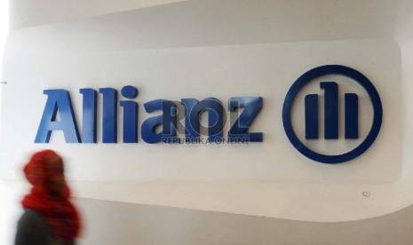 Pekerja melintas pada kantor asuransi Allianz di Jakarta, Jumat (18/9).