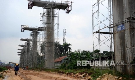  Pekerja melintas pada pembangunan jalur Light Rail Transit (LRT) seksi Cawang-Cibubur, Jakarta, Kamis (13\10). 