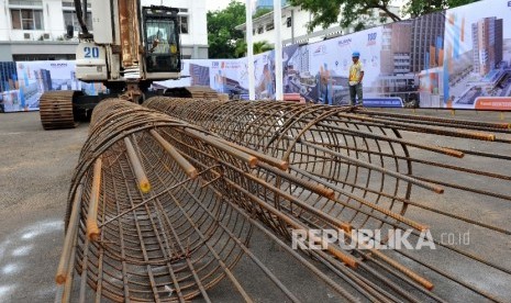 Pekerja melintas saat ground breaking Transit Oriented Development (TOD) Juanda dan Tanah Abang di Stasiun Juanda, Jakarta, Selasa (10/10).