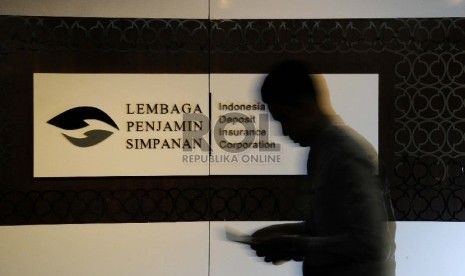 Pekerja melakukan aktifitas di kantor Lembaga Penjamin Simpanan (LPS), Jakarta.