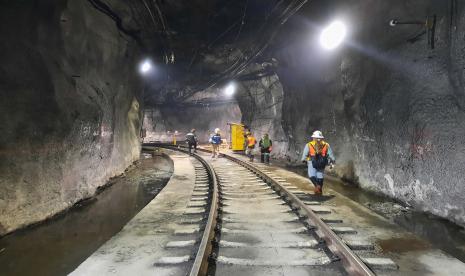 Pekerja melintasi areal tambang bawah tanah Grasberg Blok Cave (GBC) yang mengolah konsentrat tembaga di areal PT Freeport Indonesia, di Papua (ilustrasi). 